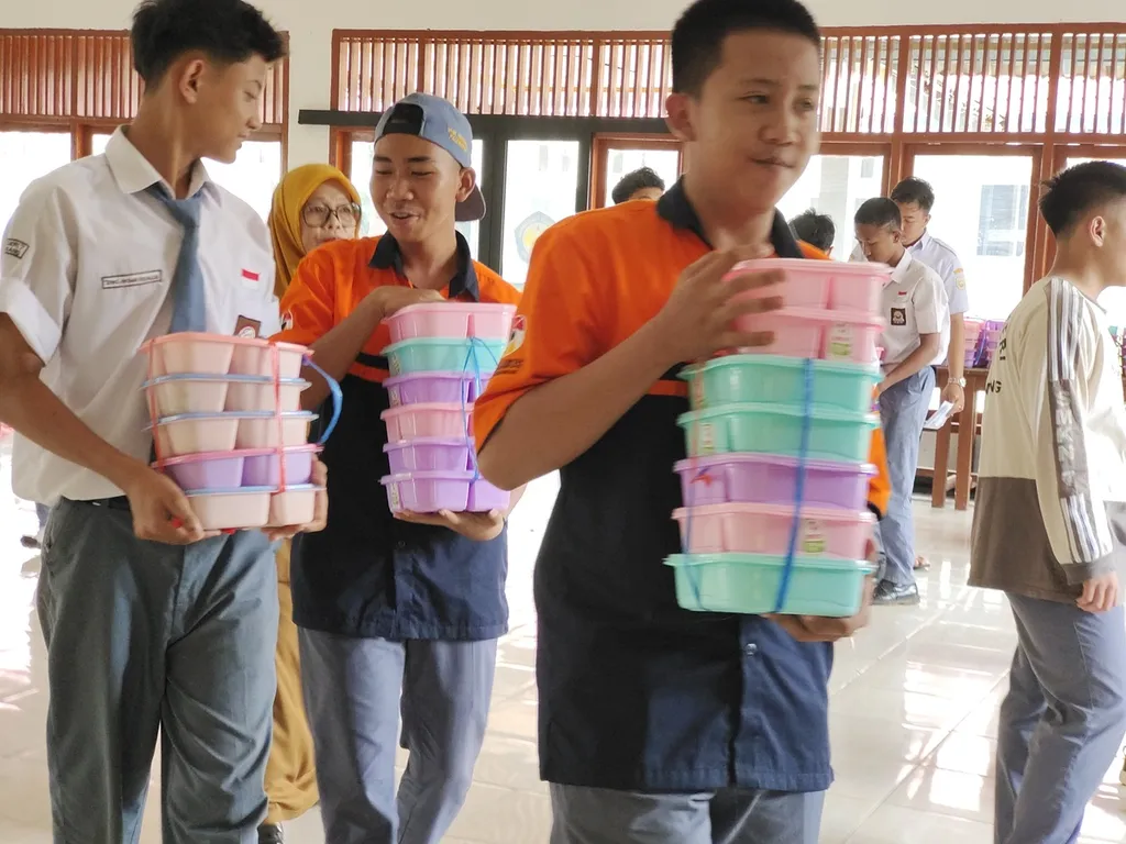 Program Makan Bergizi Gratis (MBG) di SMK Negeri 7 Palembang, Sumatera Selatan, Selasa (14/1/2025).