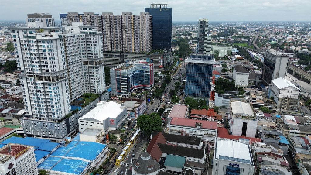 Lanskap jantung Kota Medan di sekitar Jalan Balai Kota, Jumat (1/11/2024). Ekonomi Medan terus bertumbuh sebagai salah satu kota metropolitan terbesar di Indonesia.