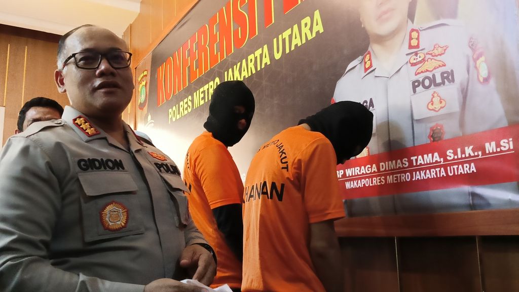 Kepala Kepolisian Resor Metro Jakarta Utara Komisaris Besar Gidion Arif Setyawan saat menunjukkan pelaku tindak pidana narkotika, Rabu (15/2/2023).