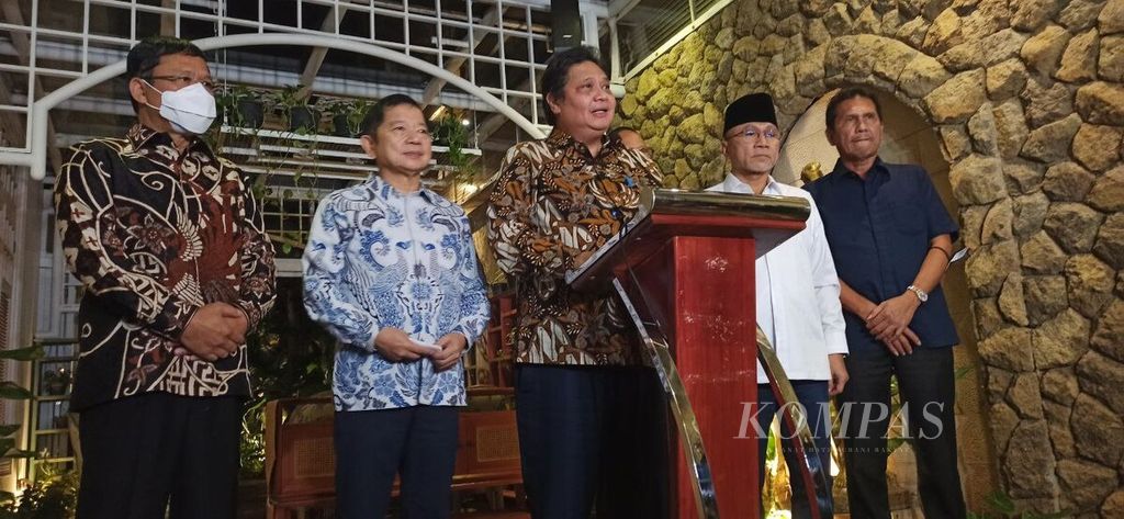 Ketua Umum Partai Golkar Airlangga Hartarto (ketiga dari kiri) memberikan keterangan kepada media seusai bertemu dengan Ketua Umum Partai Persatuan Pembangunan Suharso Monoarfa (kedua dari kiri) dan Ketua Umum Partai Amanat Nasional (PAN) Zulkifli Hasan (kedua dari kanan) didampingi Bendahara Umum Partai Golkar Dito Ganinduto, politikus PAN Asman Abnur, dan politikus PPP Muhamad Mardiono.
