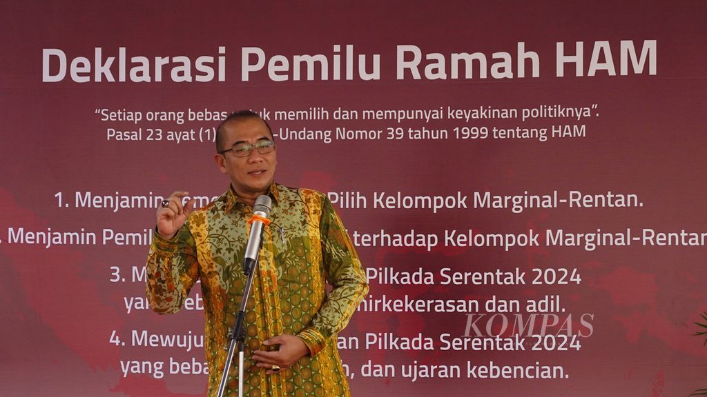 Ketua KPU Hasyim Asy’ari memberikan sambutan dalam acara Deklarasi Pemilu Ramah HAM di Kantor Komnas HAM, Jakarta, Minggu (11/6/2023). Melalui deklarasi ini diharapkan pemilu dan pilkada serentak pada 2024 menjadi pesta demokrasi yang bermartabat, bebas dari diskriminasi, jujur, damai, dan adil. 