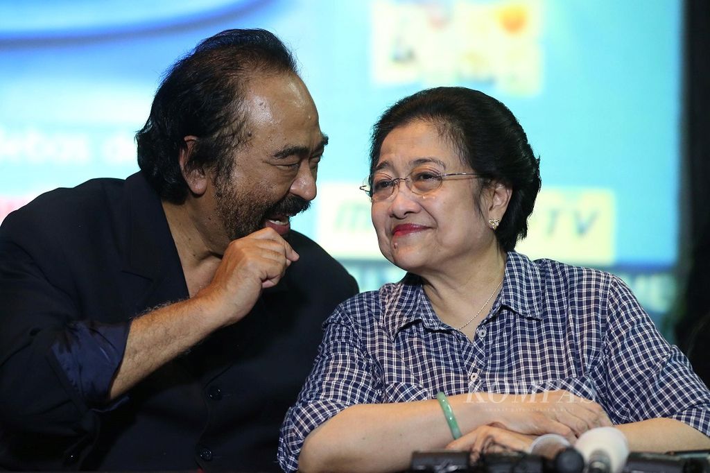 Akrab Berbincang. Ketua Umum PDI-P Megawati Soekarnoputri dan Ketua Umum Partai Nasdem Surya Paloh berbincang akrab di sela-sela konferensi pers kemenangan Joko Widodo-Jusuf Kalla di Kebagusan, Jakarta Selatan, Selasa (22/7/2014).