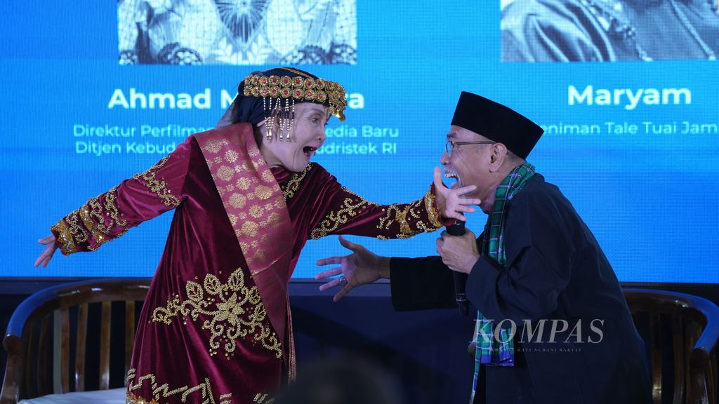 Maestro Tale Nuei, Mariam (kiri) dan seniman dongeng Buleng, Yahya Andi Saputra (kanan), berkolaborasi membawakan Tale Nuei dan dongeng Buleng sambil menari di Festival Kata: Merawat Literasi Merawat Kebudayaan di Bentara Budaya Jakarta, Kamis (26/10/2023). 