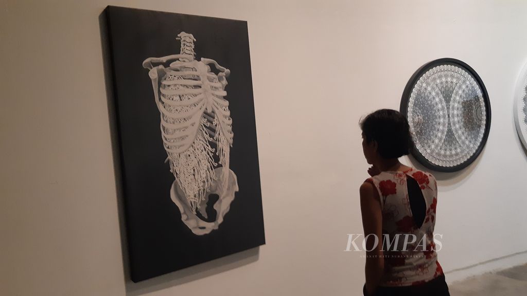 Lukisan dengan teknik cukilan pada kertas berjudul ”Iron Lung”, karya Mujahidin Nurrahman, Rabu (20/11/2024). Karya ini ditampilkan di dalam pameran bertajuk Theatre and The Other Self di Galeri Salihara, Jakarta.