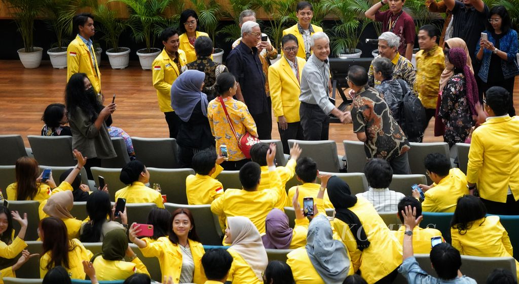 Bakal calon presiden Ganjar Pranowo memperoleh sambutan meriah para hadirin saat memasuki ruangan sebelum memberikan kuliah umum kebangsaan dengan tema ”Hendak ke Mana Indonesia Kita?” di Gedung Balai Serbaguna Purnomo Prawiro, Universitas Indonesia, Depok, Jawa Barat, Senin (18/9/2023).