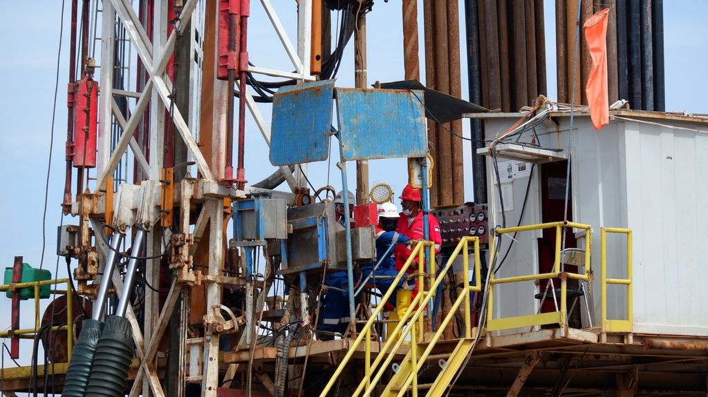 Pekerja berinteraksi di rig Pertamina di Duri, Kabupaten Bengkalis, Riau, yang merupakan bagian dari Wilayah Kerja Rokan (Blok Rokan), Senin (8/8/2022). Pengeboran itu menjadi salah satu rig Pertamina Hulu Rokan (PHR) yang mengelola Blok Rokan sejak Agustus 2021, setelah dialihkelola dari Chevron.