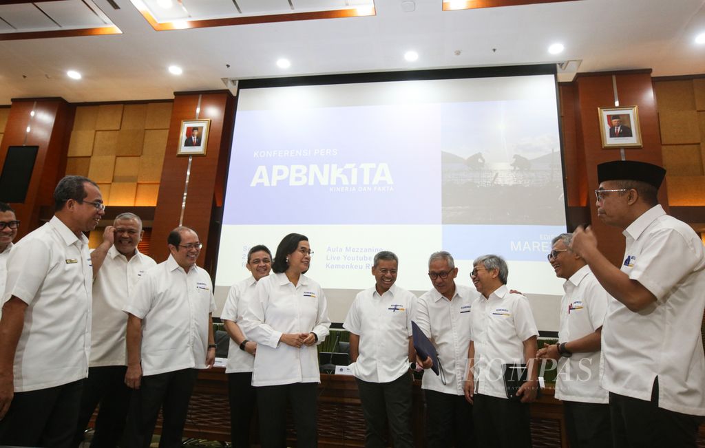 Menteri Keuangan Sri Mulyani Indrawati bersama jajarannya bersiap memulai konferensi pers APBN Kita edisi Maret 2024 di Jakarta, Senin (25/3/2024).