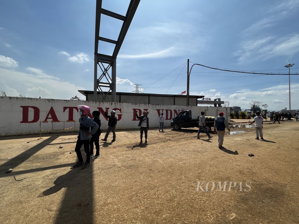 Ratusan pekerja terlibat bentrok di kawasan pemurnian nikel PT Virtue Dragon Industrial Park (VDNIP), di Morosi, Konawe, Sulawesi Tenggara, Rabu (22/3/2023). Ribuan pekerja dari dua perusahaan di kawasan ini, yaitu PT Virtue Dragon Nickel Industry, dan PT Obsidian Stainless Steel, melakukan aksi mogok kerja menuntut berbagai hal ke perusahaan yang dianggap tidak menaati aturan ketenagakerjaan.