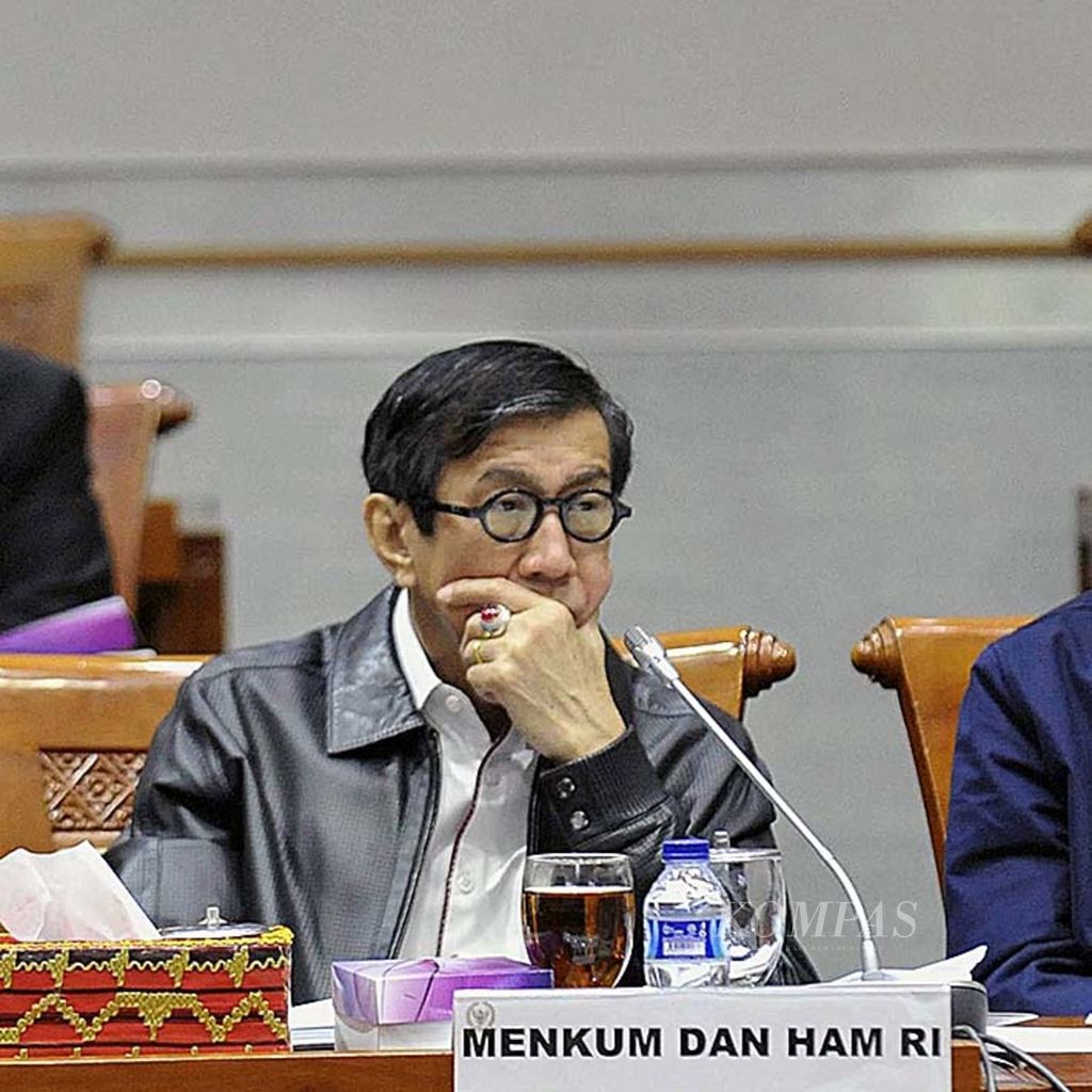 Menteri Hukum dan Hak Asasi Manusia (Menkumham) Yasonna Laoly menghadiri rapat kerja bersama Komisi III DPR RI di Ruang Kerja Komisi III DPR, Senayan, Jakarta, Kamis (25/1). Rapat tersebut di antaranya membahas masalah lembaga permasyarakatan (lapas) dan pengawasan orang asing (POA) serta hak atas kekayaan intelektual (HAKI).