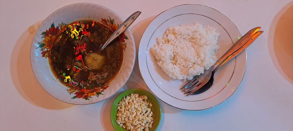 Warung Lama H Ridwan berdiri hampir 11 dekade di lokasi Pasar Besar Malang, Jawa Timur. Sejak awal mempertahankan menu Nasi Rawon, Nasi Gule, dan Sate Komoh, yang semuanya berbahan dasar daging sapi.