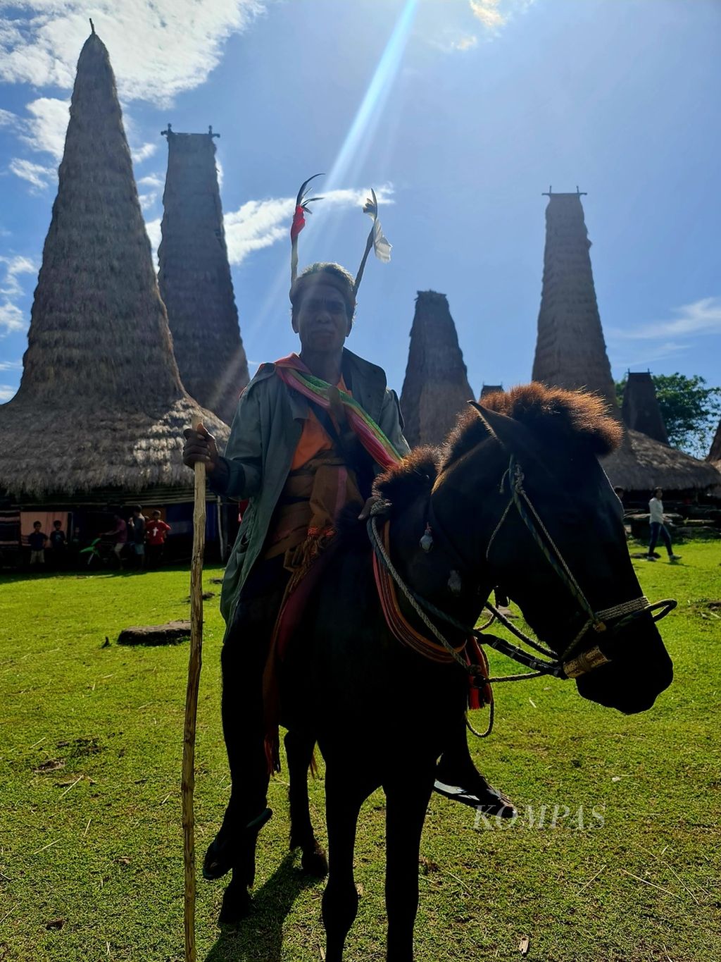 Suasana di Kampung Adat Ratenggaro, Desa Maliti Bondo Ate, Kodi Bangedo, Sumba Barat Daya, NTT, Minggu (12/3/2023), menjelang upacara adat Pasalo, yang akan berlangsung pada Senin (13/3/2023). Tampak seorang laki-laki dengan seekor kuda yang akan atraksi di acara adat Pasalo. Sebelum acara adat, mereka ikut kegiatan vaksinasi di lokasi kampung adat tersebut. 