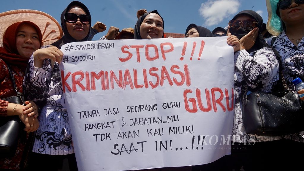 Supriyani (36), guru honorer yang dituduh menganiaya anak polisi, seusai menjalani sidang perdana di Pengadilan Negeri Andoolo, Konawe Selatan, Sulawesi Tenggara, Kamis (24/10/2024). Ribuan guru dan warga datang memberikan dukungan terhadapnya.