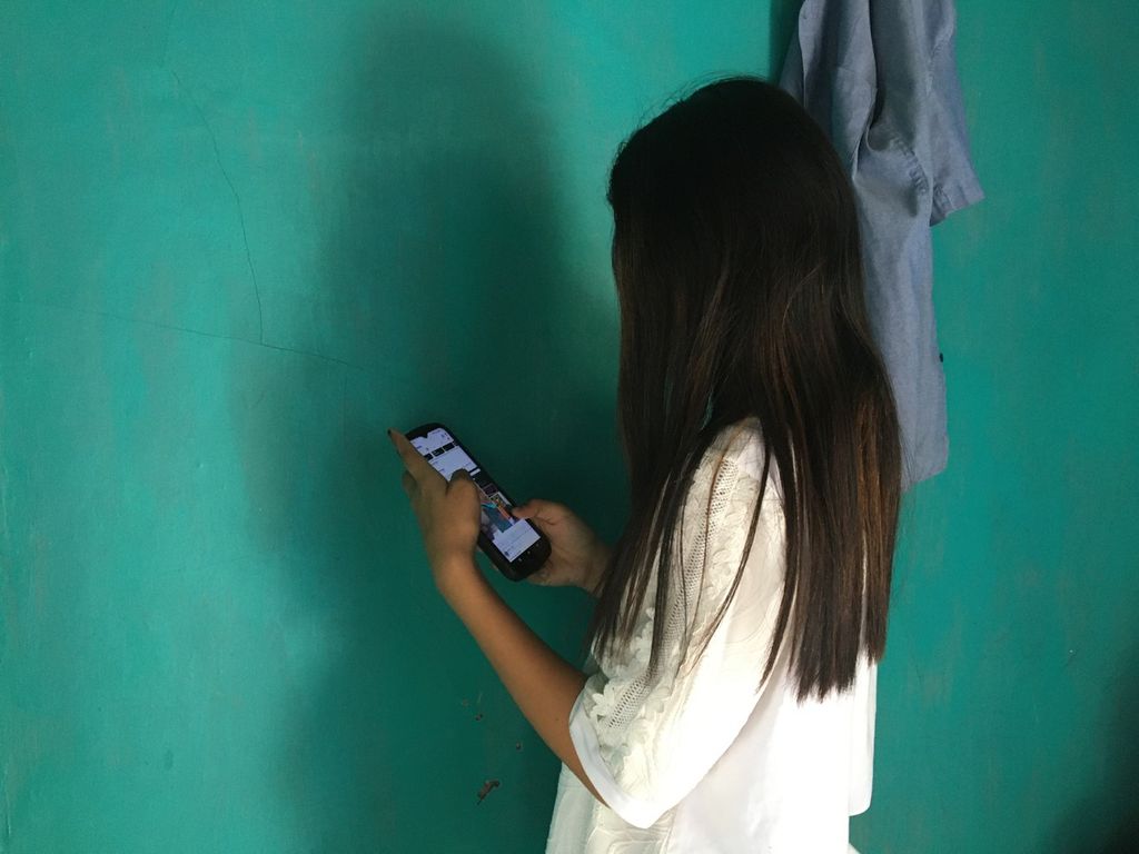 WI (15), korban perdagangan anak asal Indramayu, Jawa Barat saat ditemui dirumahnya, Rabu (1/2/2023). WI pernah dipaksa menjadi pekerja di salah satu kafe di kawasan tambang emas, 99 Ndeotadi, Distrik Bogobaida, Paniai, Papua.