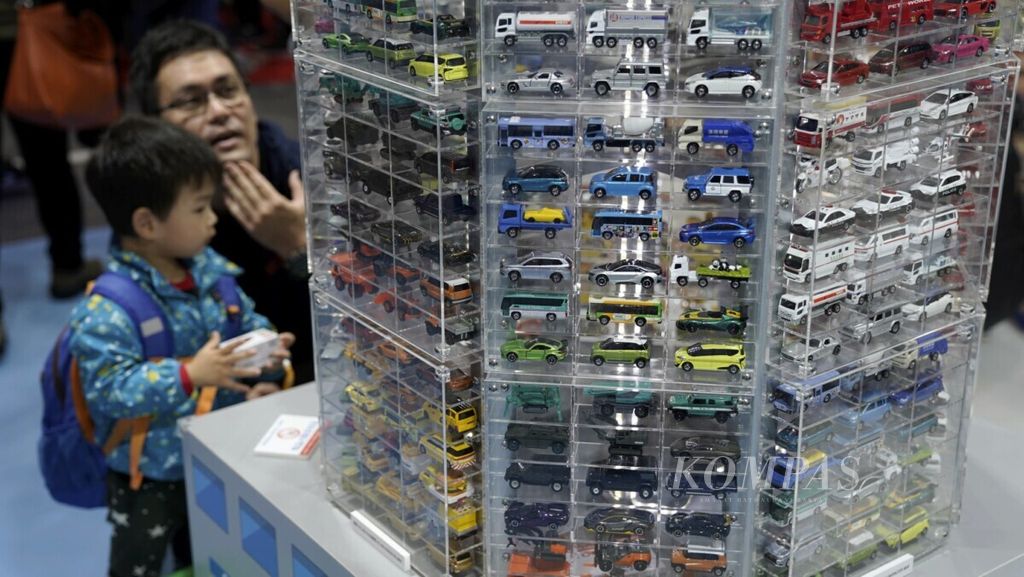 Anak-anak memililh <i>die cast</i> Tomica dalam pameran otomotif Tokyo Motor Show (TMS) 2019 yang digelar oleh Japan Automobile Manufacturers Association, Inc (JAMA), di Aomi, Tokyo, Jepang, Oktober 2019.