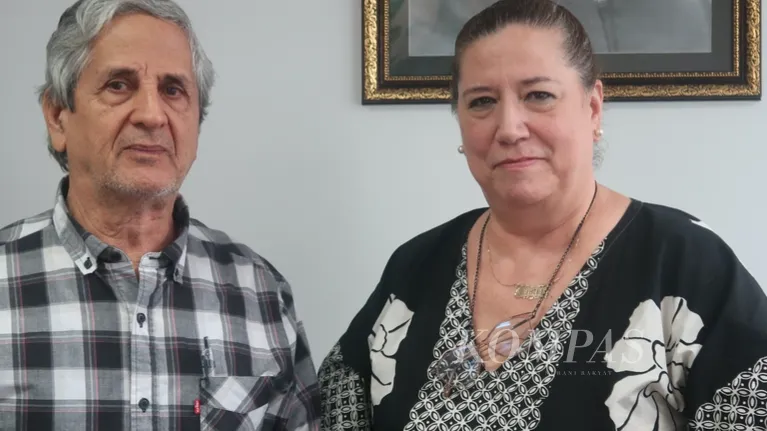 Duta Besar Kuba untuk Indonesia, Dagmar Gonzalez Grau (kanan) dan Sekretaris Pertama (Konsuler) Juan Fransisco Noyola Ugalde berbicara tentang hubungan bilateral Kuba-Indonesia dalam wawancara khusus di Kantor Kedutaan Besar Kuba, Pondok Indah Office Tower, Jakarta, Senin (10/2/2025).