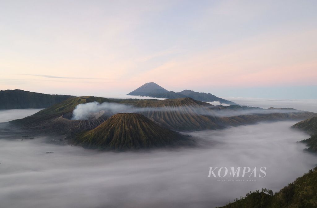 Gunung Bromo, Batok, Widodaren, dan Semeru berselimut awan tampak dari Bukit Kedaluh, Taman Nasional Bromo Tengger Semeru (TNBTS) di Kabupaten Probolinggo, Jawa Timur, Rabu (30/7/2025).