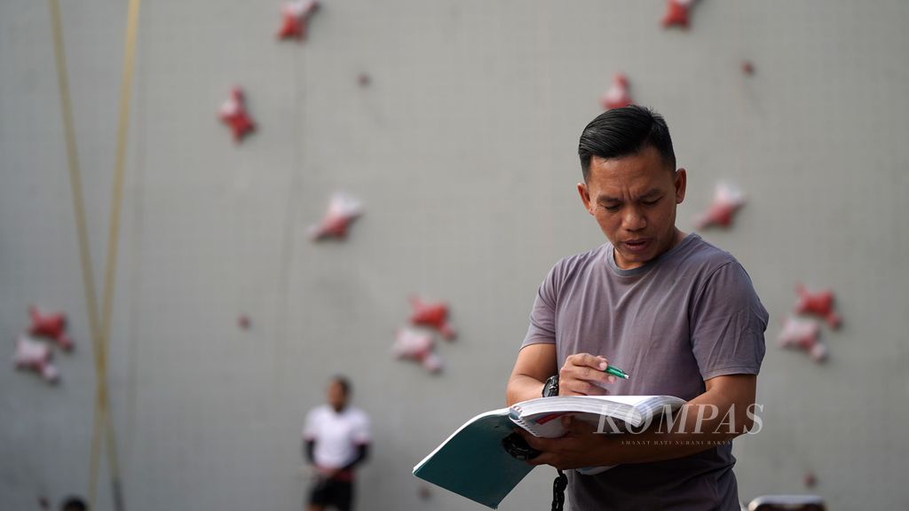 Indonesia's rock climbing coach, Hendra Basir, led the national training center ahead of the 2022 Asian Games at the Santika Premiere Hotel in Bekasi, West Java, on Friday (8/9/2023).