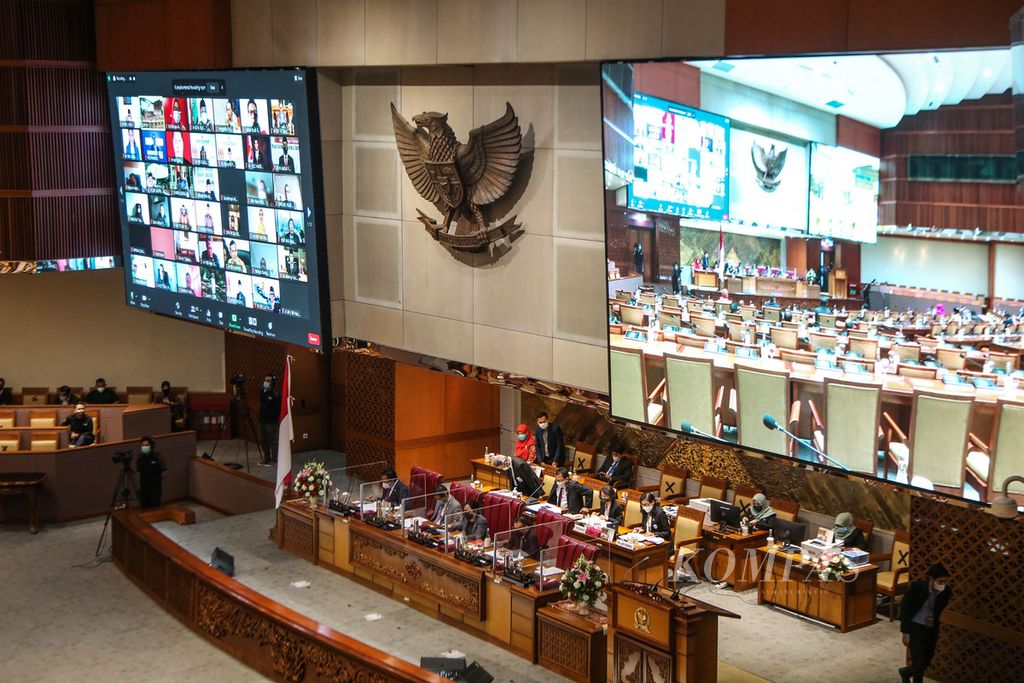 Suasana rapat paripurna di Kompleks DPR, Jakarta, Selasa (22/6/2021).