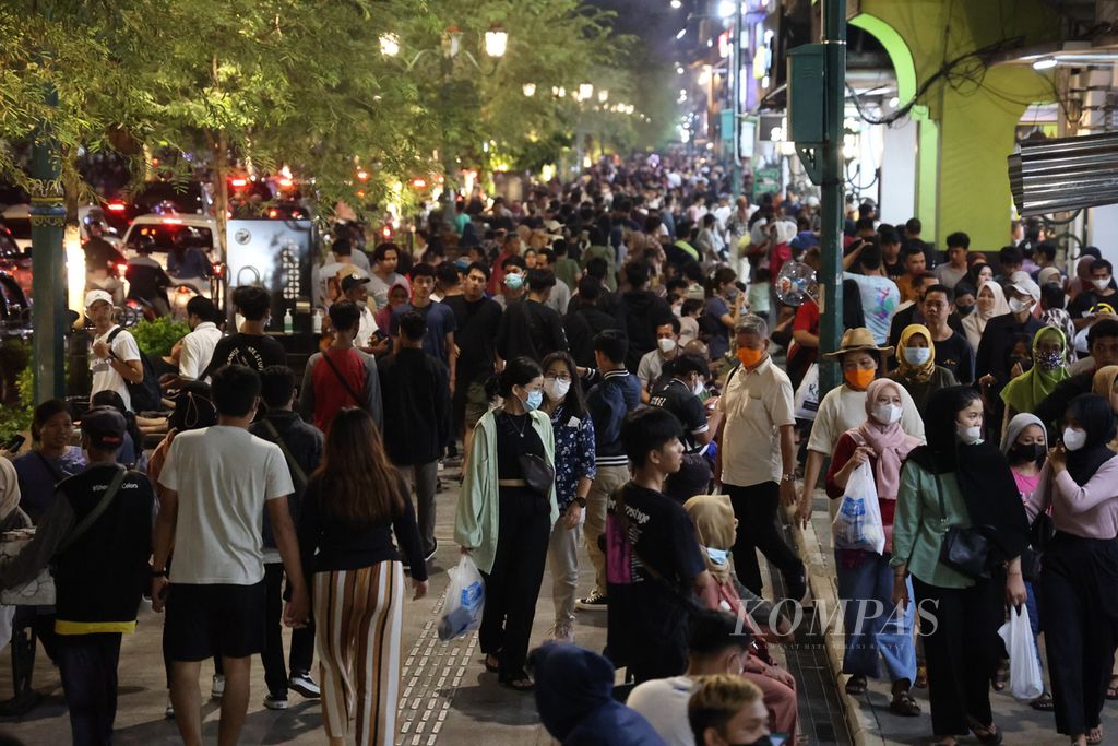 Wisatawan memadati kawasan Jalan Malioboro, Yogyakarta (5/5/2022). Walau masih dalam kondisi pandemi, masa libur Lebaran dimanfaatkan warga untuk melakukan rekreasi.