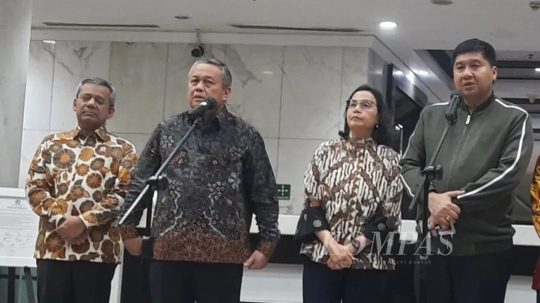 Menteri Perumahan dan Kawasan Permukiman (PKP) Maruarar Sirait (tengah) menjelaskan hasil pembahasan mengenai pembiayaan 3 juta rumah di Kementerian Keuangan (Kemenkeu), Kamis (20/2/2025). Dalam pertemuan itu, hadir pula (dari kiri) Wamenkeu Suahasil Nazara, Gubernur Bank Indonesia Perry Warjiyo, Menkeu Sri Mulyani, Ketua Komisi XI Mukhamad Misbakhun, dan Wamen Badan Usaha Milik Negara Dony Oskaria.