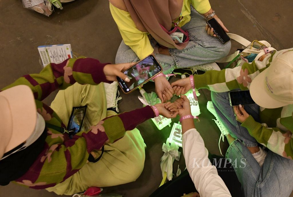 Para penggemar NCT Dream berada di area konser NCT Dream Tour The Dream Show 2: In A Dream di Indonesia Convention Exhibition (ICE) di BSD City, Tangerang, Banten, Sabtu (4/2/2023) malam. Konser NCT Dream disambut antusias para penggemarnya di Indonesia. Lebih dari 10.000 penonton menyaksikan konser hari pertama NCT Dream dari jadwal tiga hari pertunjukan. Total 37.000 tiket terjual untuk pertunjukan pada 4-6 Maret 2023 tersebut. NCT atau Neo Culture Technology terdiri dari 23 anggota. 