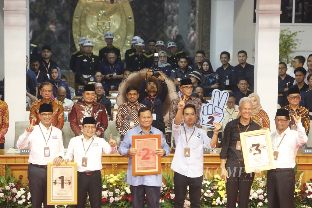 Tiga pasangan calon foto bersama usai rapat pleno terbuka pengundian dan penetapan nomor urut dalam pemilihan Presiden dan Wakil Presiden Pemilu 2024 di Kantor KPU, Jakarta, Selasa (14/11/2023) 
