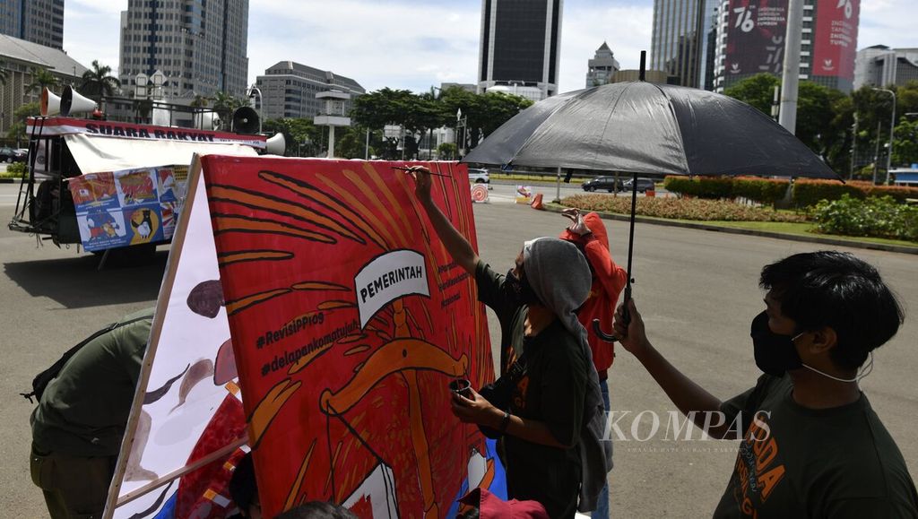 Seniman menyelesaikan mural dalam aksi yang digelar Koalisi Masyarakat Peduli Kesehatan (Kompak) di kawasan Silang Monas, Jakarta, Rabu (17/11/2021). Dalam aksi yang mengusung tema Potret Buram Kesehatan Negeriku” itu, mereka menyerukan agar pemerintah segera merevisi Peraturan Pemerintah (PP) Nomor 109 Tahun 2012 tentang Pengamanan Bahan yang Mengandung Zat Adiktif Berupa Produk Tembakau bagi Kesehatan. 