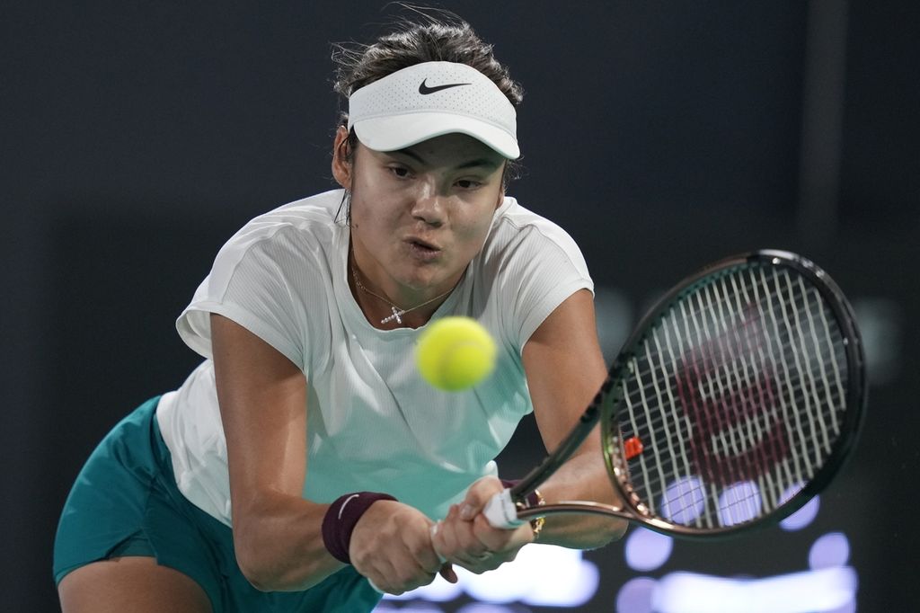 Petenis Inggris, Emma Raducanu, saat berhadapan dengan petenis Tunisia, Ons Jabeur, dalam laga Kejuaraan Tenis Dunia Mubadala di Abu Dhabi International Tennis Complex, Uni Emirat Arab, Sabtu (17/12/2022) dini hari WIB. Jabeur menang dengan skor 5-7, 6-3, 10-8.