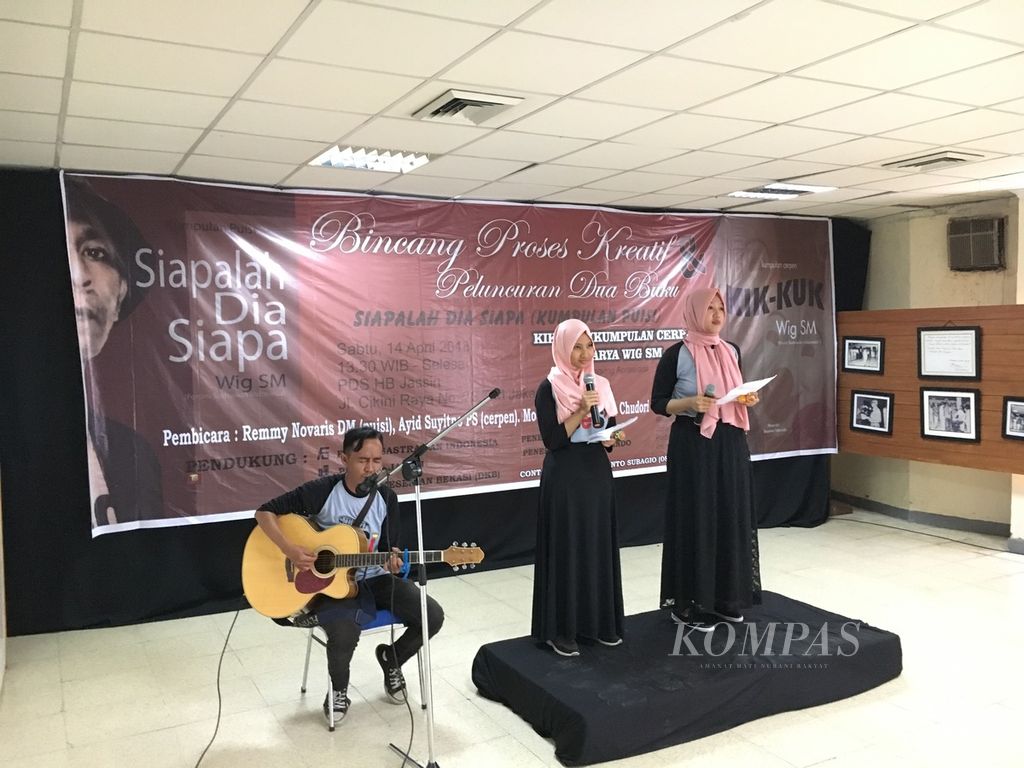 Dua remaja dari Konsorsium Sanggar Bahasa dan Seni (Besi) Bekasi, Nova Riyani (18) dan Ermina Zaina (21), menampilkan musikalisasi puisi berjudul ”Kejujuran” karangan sastrawan Suwignyo alias Wig SM di Gedung Pusat Dokumentasi Sastra (PDS) HB Jassin, Taman Ismail Marzuki, Jakarta Pusat, pada pertengahan April 2018. 