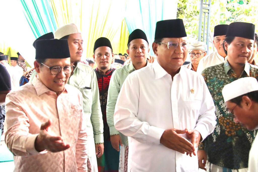 Ketua Umum Partai Kebangkitan Bangsa Muhaimin Iskandar dan Ketua Umum Partai Gerindra Prabowo Subianto saat menghadiri acara pernikahan putra ke-10 KH Agoes Ali Masyhuri, pengasuh Pondok Pesantren Progresif Bumi Shalawat, Sidoarjo, Jawa Timur, Minggu (11/3/2023) siang.