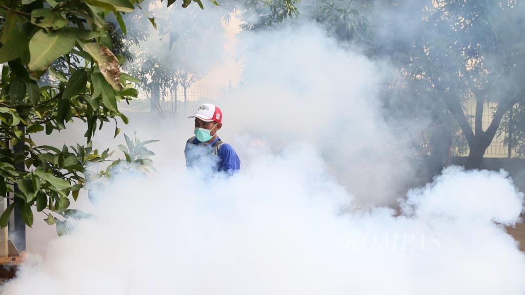 Petugas melakukan pengasapan di kompleks perumahan di kawasan Lengkong Gudang Timur, Tangerang Selatan, Banten, Kamis (7/2/2019). 