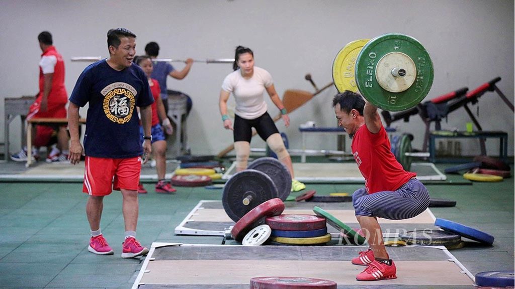 Pelatih angkat besi Dirja Wiharja mengawasi latihan atlet di Olympic Center, Cibubur, Jakarta Timur, 11 Januari 2017. Sebanyak 15 lifter yang terdiri dari 6 lifter putri dan 9 lifter putra mengikuti pelatnas guna persiapan Sea Games 2017 di Malaysia dan Asean Games 2018 di Jakarta.