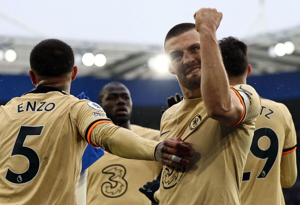 Gelandang Chelsea, Mateo Kovacic, melakukan selebrasi setelah mencetak gol ketiga dalam pertandingan Liga Inggris antara Leicester City dan Chelsea di Stadion King Power, Leicester, Sabtu (11/3/2023). 