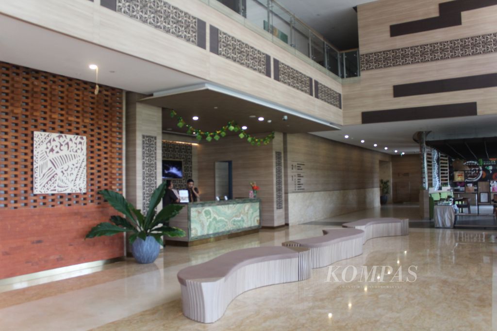 Suasana lobi Hotel Horison Ultima Kertajati di Kecamatan Kertajati, Kabupaten Majalengka, Jawa Barat, Senin (29/4/2024). Hotel bintang empat ini menjadi hotel mewah pertama yang beroperasi di sekitar Bandara Internasional Jabar Kertajati pada Desember 2021.