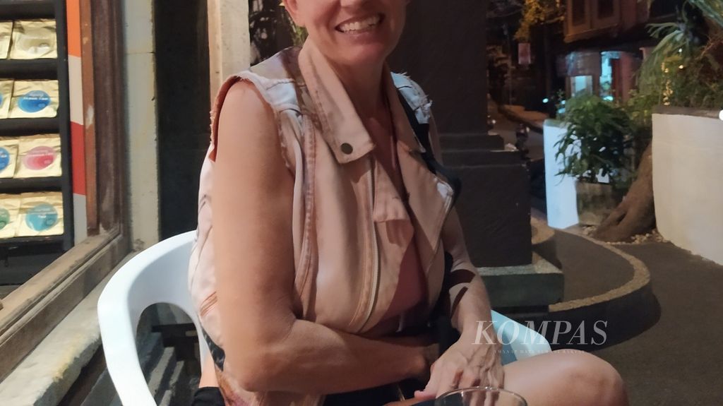 Natalie (48), WNA asal Amerika Serikat yang berencana ingin mencari pekerjaan dan membuka usaha di Bali. Saat ditemui di daerah Ubud, Sabtu (8/4/2023), ia mengaku hanya memiliki visa liburan dan visa sosial budaya.