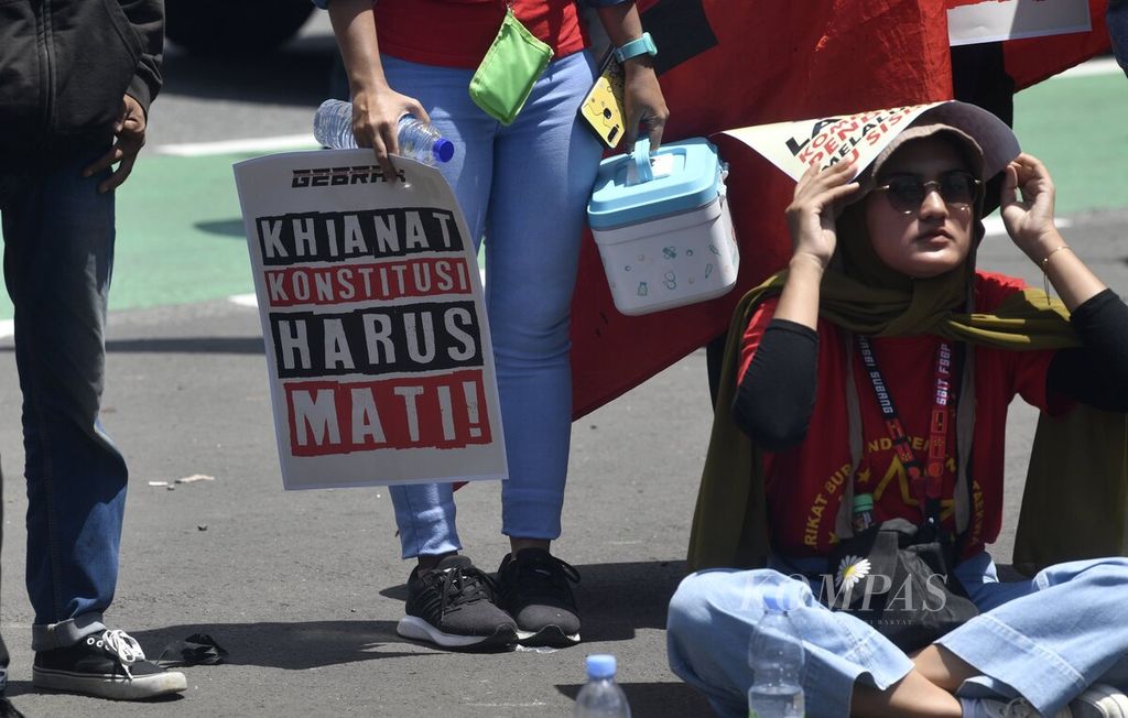 Elemen buruh yang tergabung dalam Gerakan Buruh Bersama Rakyat menggelar aksi di depan Gedung DPR, Senayan, Jakarta, Selasa (10/1/2023). Dalam aksi tersebut, para buruh menyerukan agar DPR tidak menyetujui Perppu Cipta Kerja yang ditetapkan oleh Presiden. Penolakan atas Peraturan Pemerintah Pengganti Undang-undang atau Perppu Nomor 2 Tahun 2022 tentang Cipta Kerja yang ditandatangani Presiden Joko Widodo pada 30 Desember 2022 masih terus berlanjut. Kelompok buruh menilai sejumlah aspirasi buruh terkait Perppu Nomor 2/2022 tidak terakomodasi oleh pemerintah. Hal tersebut, antara lain, meliputi substansi terkait perhitungan upah minimum, alih daya, pesangon, dan pekerja dengan status hubungan waktu kerja tertentu (PKWT). Gelombang aksi buruh menolak Perppu Cipta Kerja masih akan terus berlanjut. Konfederasi Serikat Pekerja Indonesia berencana menggelar unjuk rasa di Jabodetabek dan sejumlah kota besar pada 14 Januari 2023. 
