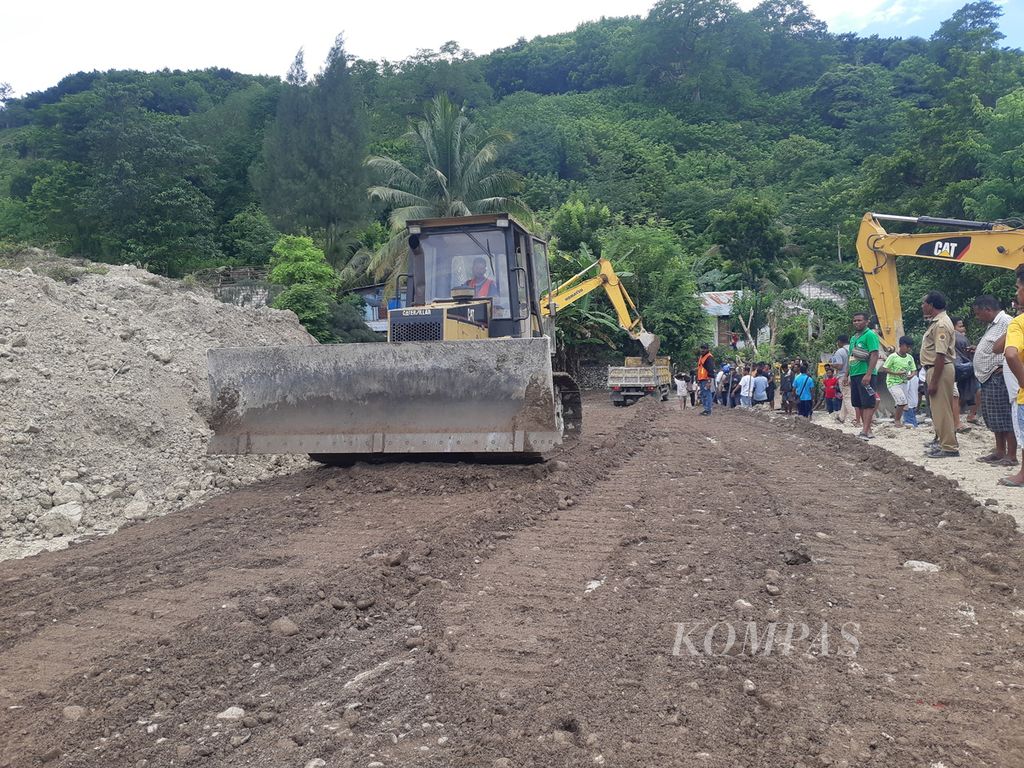 <i>Louder</i> meratakan jalan darurat di lokasi longsor Kelurahan Takari, Kabupaten Kupang, Nusa Tenggara Timur, pada Senin (20/2/2023). Dua <i>louder</i> dan tujuh ekskavator dikerahkan ke lokasi itu.