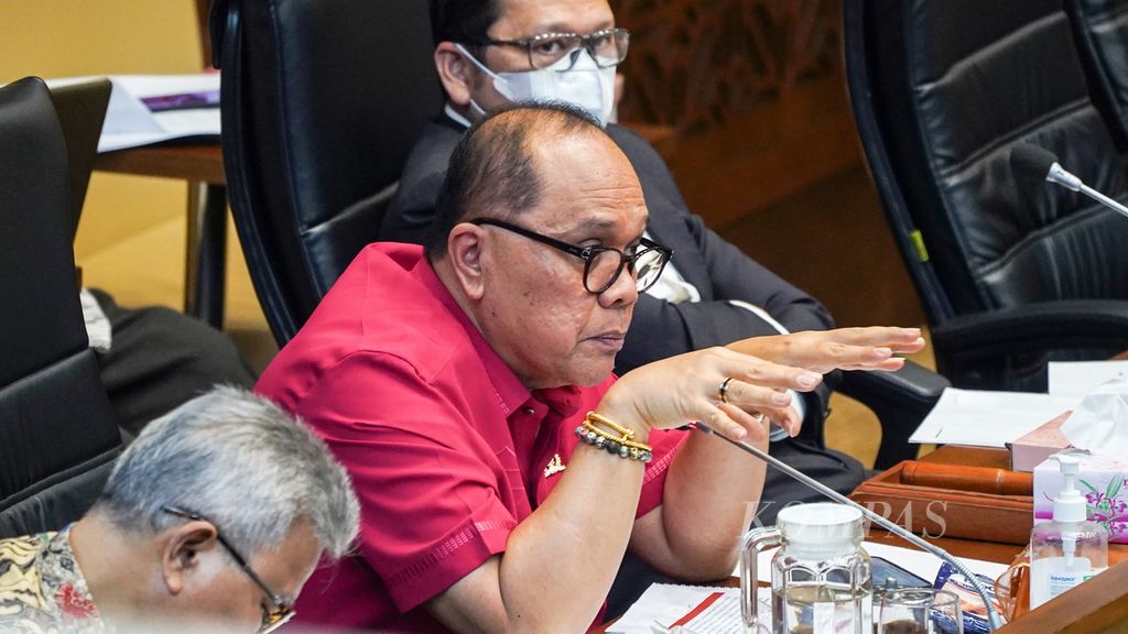 Pimpinan Komisi II DPR Junimart Girsang saat berbicara ketika rapat dengar pendapat antara Badan Pengawas Pemilu (Bawaslu), Komisi Pemilihan Umum (KPU), Dewan Kehormatan Penyelenggara Pemilu (DKPP), dan perwakilan Kemendagri dengan Komisi II di Ruang Rapat Komisi II DPR, Jakarta, Selasa (15/11/2022). 