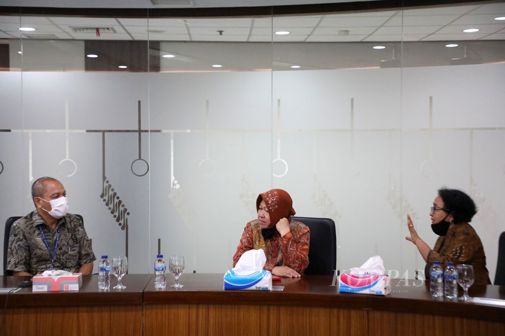 Menteri Sosial Tri Rismaharini berbincang dengan Pemimpin Umum Harian Kompas Liliek Oetama dan Redaktur Senior Ninuk Mardiana Pambudy di Kantor Kompas, Jakarta, Selasa (28/6/2022). Risma hadir untuk menyampaikan ucapan selamat ulang tahun ke-57 Harian Kompas. KOMPAS/HERU SRI KUMORO 28-06-2022