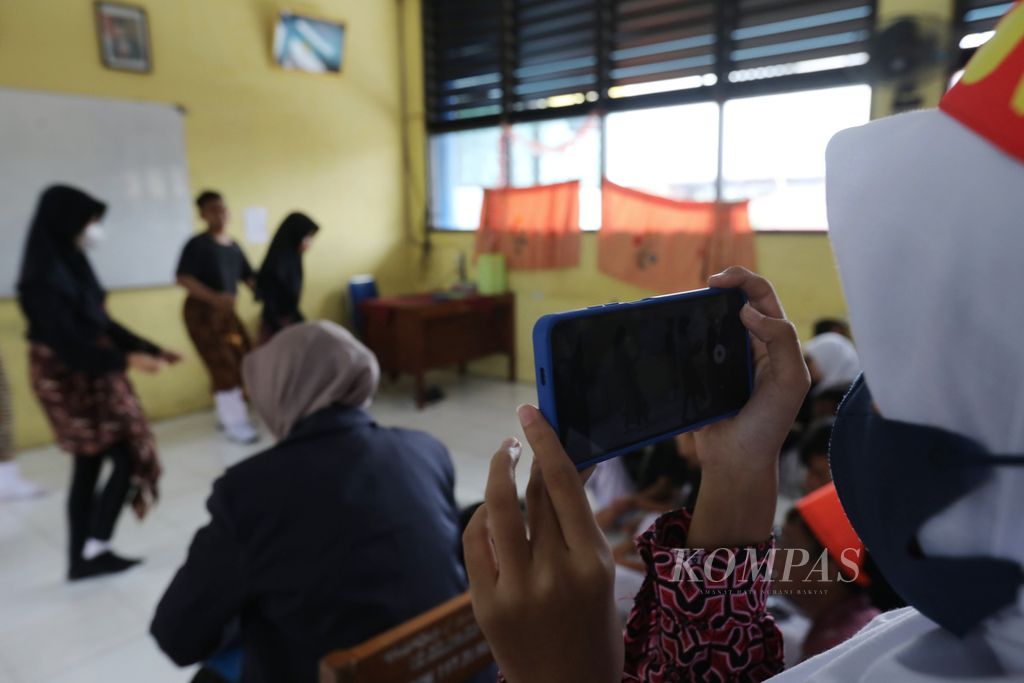 Seorang siswa merekam penampilan tarian kelompok untuk tugas proyek tema Kebhinekaan Global sebagai bagian dari pelaksanaan Kurikulum Merdeka di SDN 117, Pondok Bambu, Jakarta Timur, Kamis (17/11/2022). Kurikulum Merdeka memberikan pembelajaran intrakurikuler beragam di mana konten akan lebih optimal agar peserta didik memiliki cukup waktu untuk mendalami materi. 
