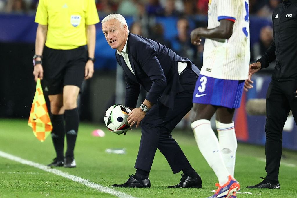 Pelatih timnas Perancis Didier Deschamps memegang bola saat pertandingan uji coba antara Perancis dan Kanada di Stadion Matmut Atlantique, Bordeaux, Perancis, Senin (10/6/2024). 