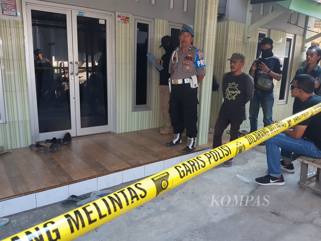 Aparat Kepolisian Resor Cirebon Kota mengamankan tempat tinggal W, terduga teroris di Desa Kali Tengah, Kecamatan Tengah Tani, Kabupaten Cirebon, Jawa Barat, Jumat (18/10/2019). Tim Densus 88 Antiteror terus menelusuri peran terduga teroris yang tergabung dalam JAD tersebut.