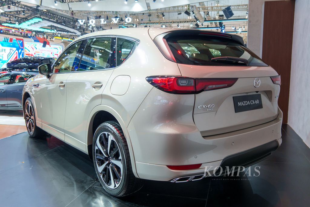 Buritan Mazda CX-60 pada pameran Gaikindo Indonesia International Auto Show (GIIAS) 2023, Kamis (10/8/2023).