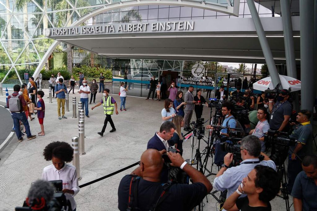 Warga dan jurnalis berkumpul di depan Rumah sakit Albert Einstein, Sao Paulo, setelah legenda sepak bola Brasil Pele diumumkan wafat menyusul kanker usus yang dideritanya, Kamis (29/12/2022).