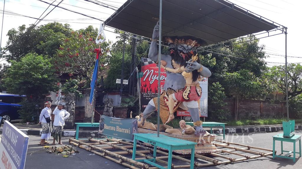 Ogoh-ogoh diletakkan di area jalandi kawasan Kota Denpasar, Bali. Ogoh-ogoh akan dipawaikan pada malam Ngerupuk, Selasa (21/3/2023), menjelang Nyepi pada Rabu (22/3/2023). 