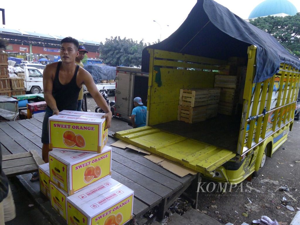 https://assetd.kompas.id/9OC81-skgFPJlRatT8zuQGGtUqw=/1024x768/filters:watermark(https://cdn-content.kompas.id/umum/kompas_main_logo.png,-16p,-13p,0)/https%3A%2F%2Fkompas.id%2Fwp-content%2Fuploads%2F2021%2F06%2F20210611bays_Edisi-Khusus-Buah-buahan-Pasar-Kramatjati_1624481357.jpg