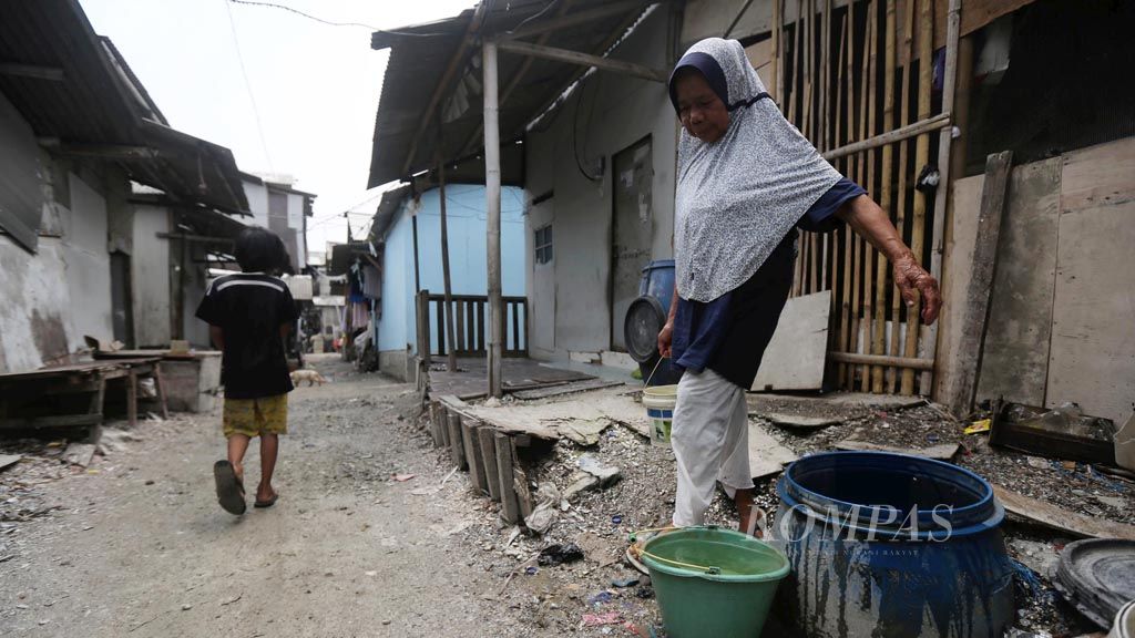 https://assetd.kompas.id/9OUvWUM4KUqjipss6WdxD_DFcz8=/1024x576/filters:watermark(https://cdn-content.kompas.id/umum/kompas_main_logo.png,-16p,-13p,0)/https%3A%2F%2Fkompas.id%2Fwp-content%2Fuploads%2F2020%2F01%2F20200119_ENGLISH-ITAJUK-1-KEMISKINAN_A_web-Copy_1579444542.jpg