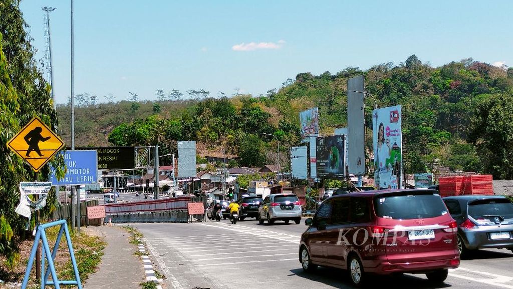 Lokasi lampu lalu lintas di mana terjadi kecelakaan yang diakibatkan benturan sebuah truk tronton ke sejumlah kendaraan di depannya di pintu keluar Jalan Tol Bawen, Sabtu (23/9/2023), Foto diambil pada Minggu (24/9/2023) siang.