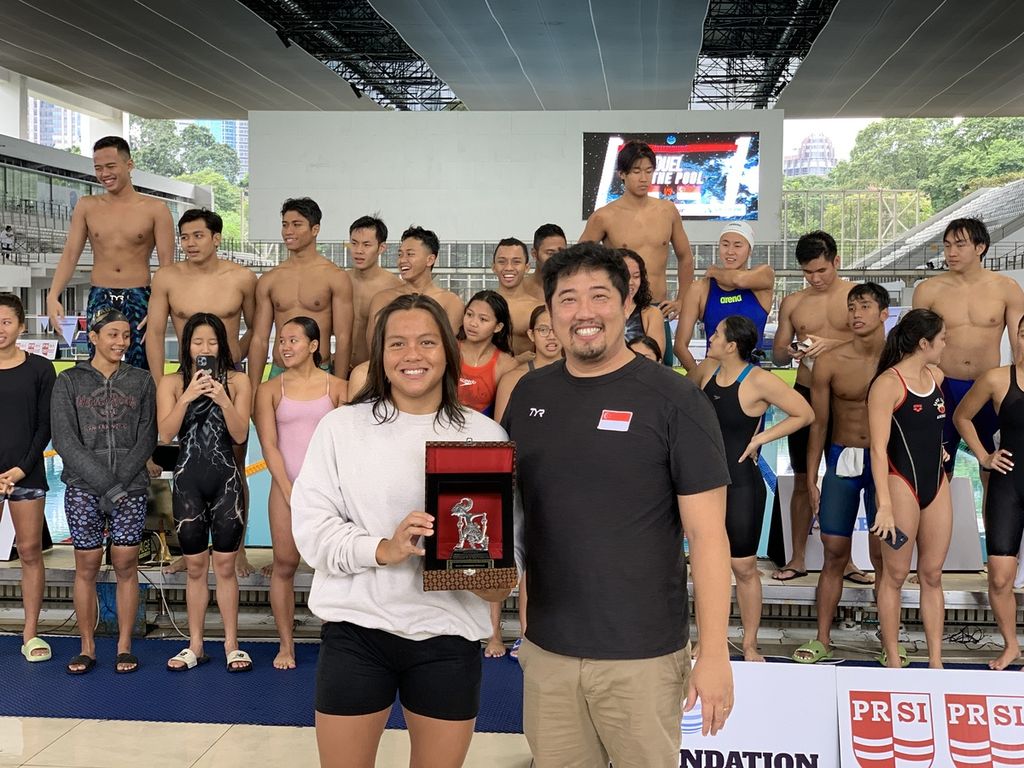 Perenang Indonesia, Adellia (kiri) saat mendapat penghargaan perenang putri terbaik dalam uji coba melawan tim nasional renang Singapura di Stadion Akuatik Gelora Bung Karno, Jakarta, Minggu (29/1/2023). Adelia juga berhasil memecahkan dua rekor nasional, yakni nomor 50 dan 100 meter gaya dada putri.