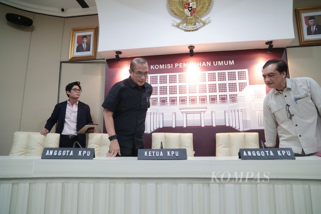 Ketua Komisi Pemilihan Umum (KPU) Hasyim Asy'ari (tengah) didampingi anggota KPU, August Mellaz (kiri) dan Yulianto Sudrajat, memberikan keterangan pers terkait dengan logistik Pemilu 2024 di Kantor KPU, Jakarta, Rabu (20/9/2023). 
